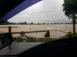 Banjir Kalimantan Selatan, Akses Keluar dan Masuk Kabupaten Tanah Laut Terputus.