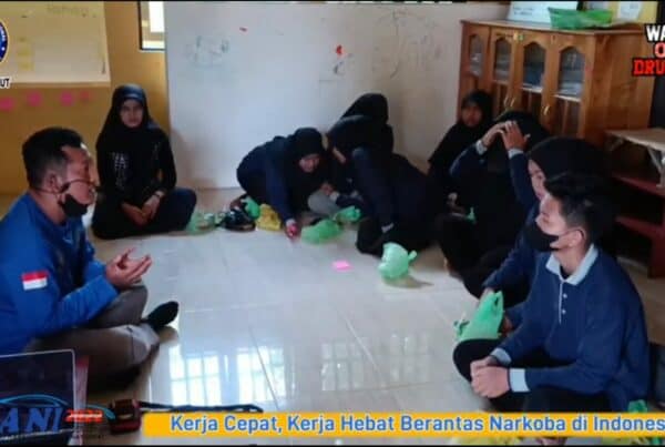 Sosialisasi Bahaya Narkoba pada Kegiatan Manunggal Tuntung Pandang di Desa Batalang Kec. Jorong Sosialisasi Bahaya Narkoba pada Kegiatan Manunggal Tuntung Pandang di Desa Batalang Kec. Jorong